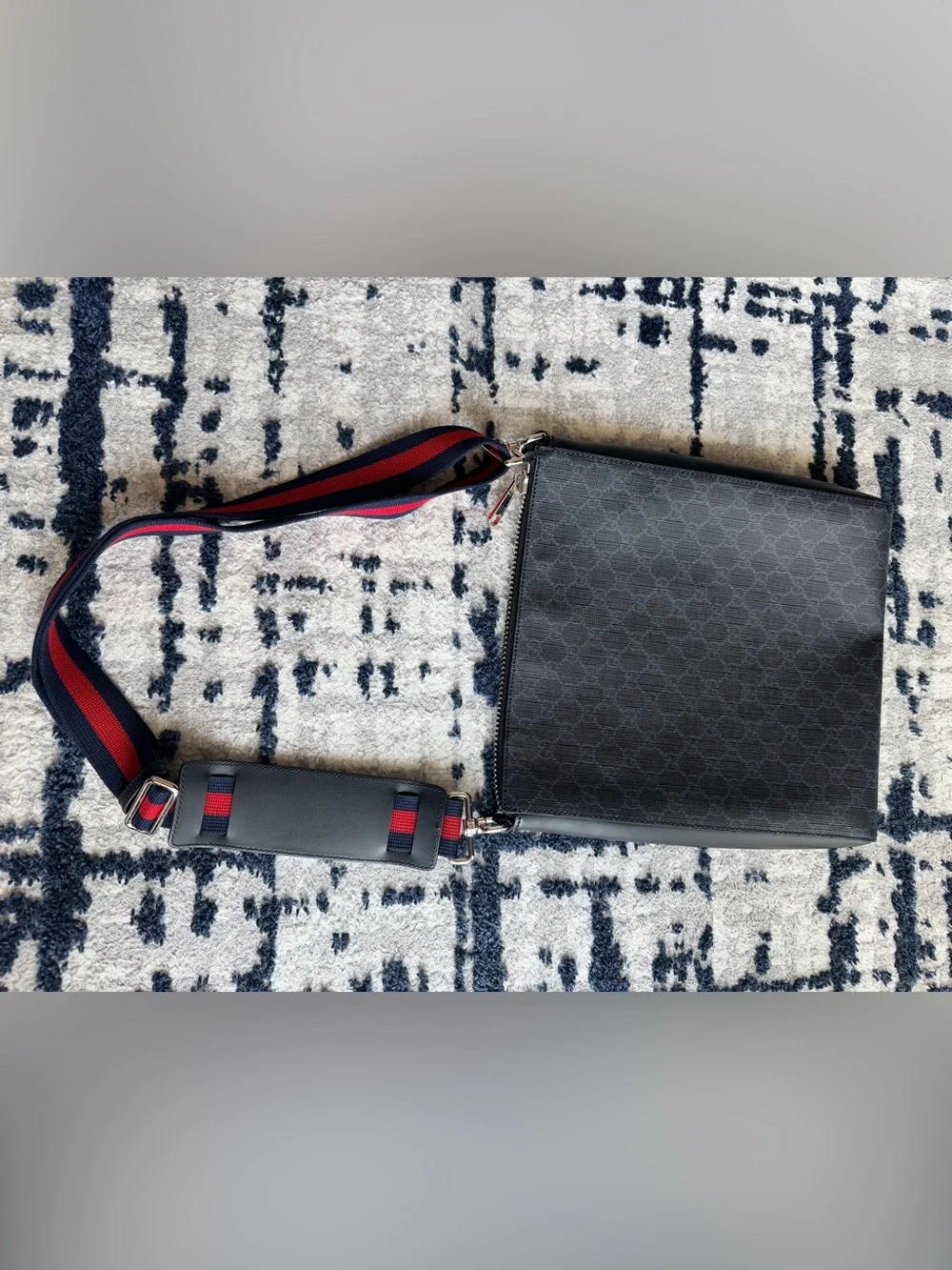 Gucci compact messenger